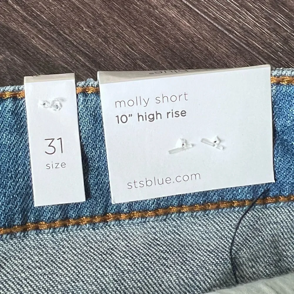 STS Blue Molly High Rise Boyfriend Short with Fray Roll Hem, Denim. Size 31. NWT